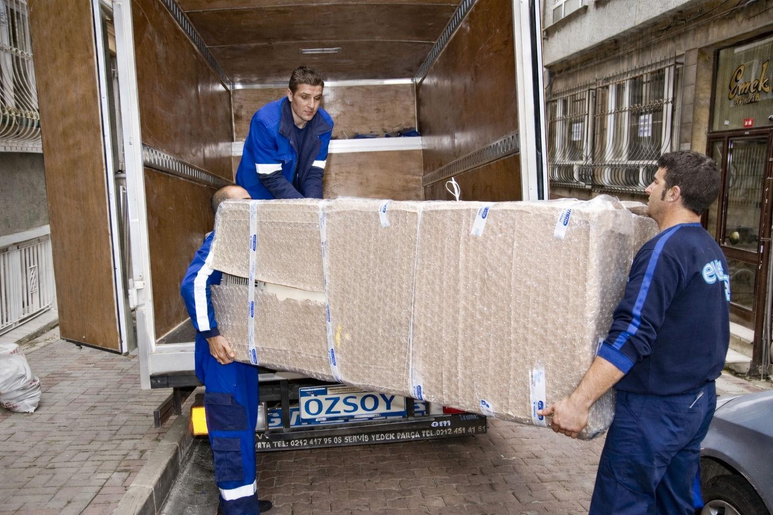 Eşyaları yüklerken bir taşınma anı
